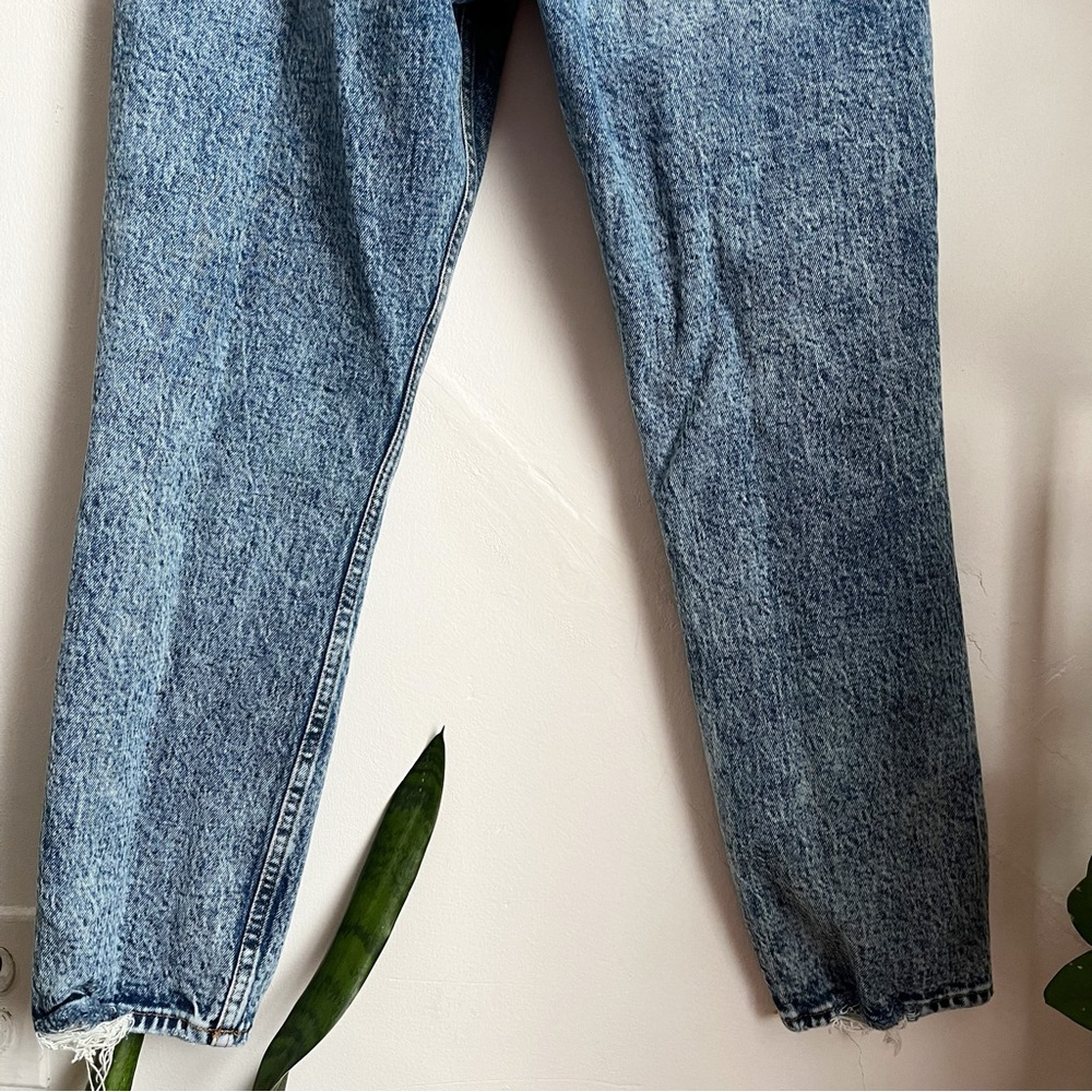 Abercrombie & Fitch The Mom High Rise Curve Love Jeans in Acid Wash Blue - Picture 7 of 11